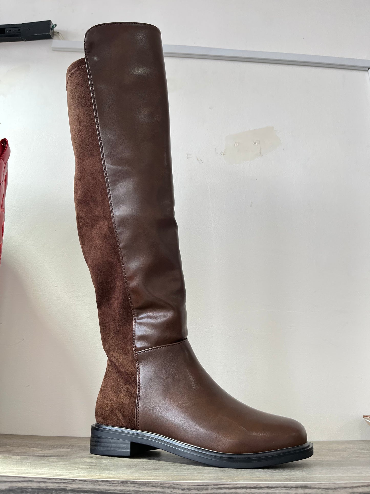 Bota alta café de gamuza y cuero de punta redonda - Alma Shoes