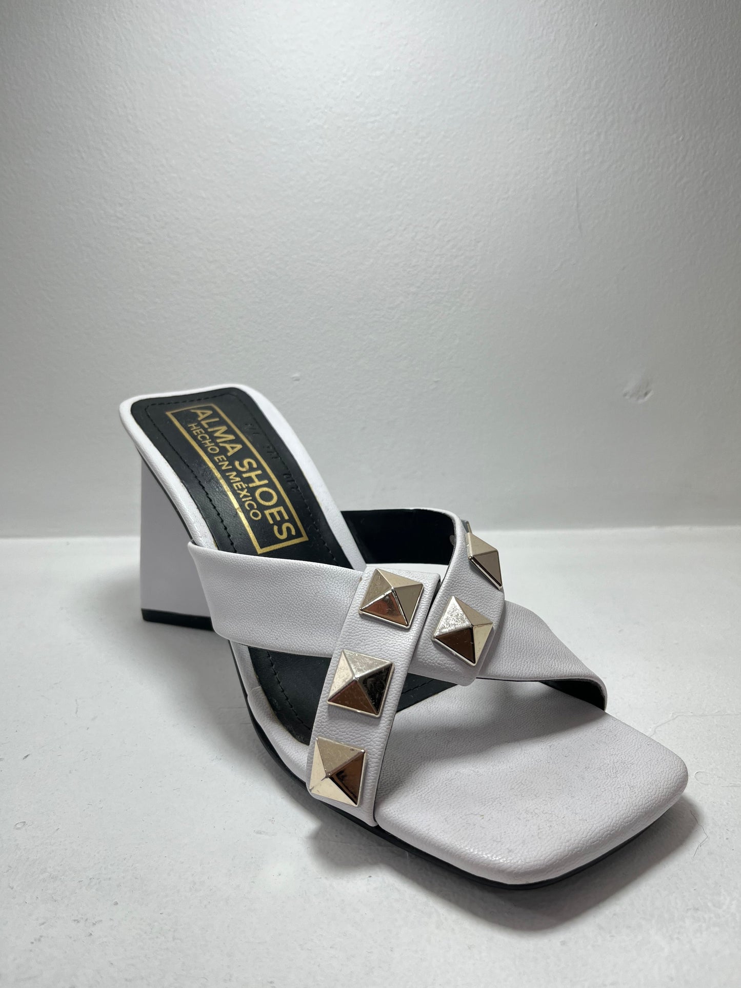 Sandalias con tacon blanco con tachas metálicas – Alma Shoes