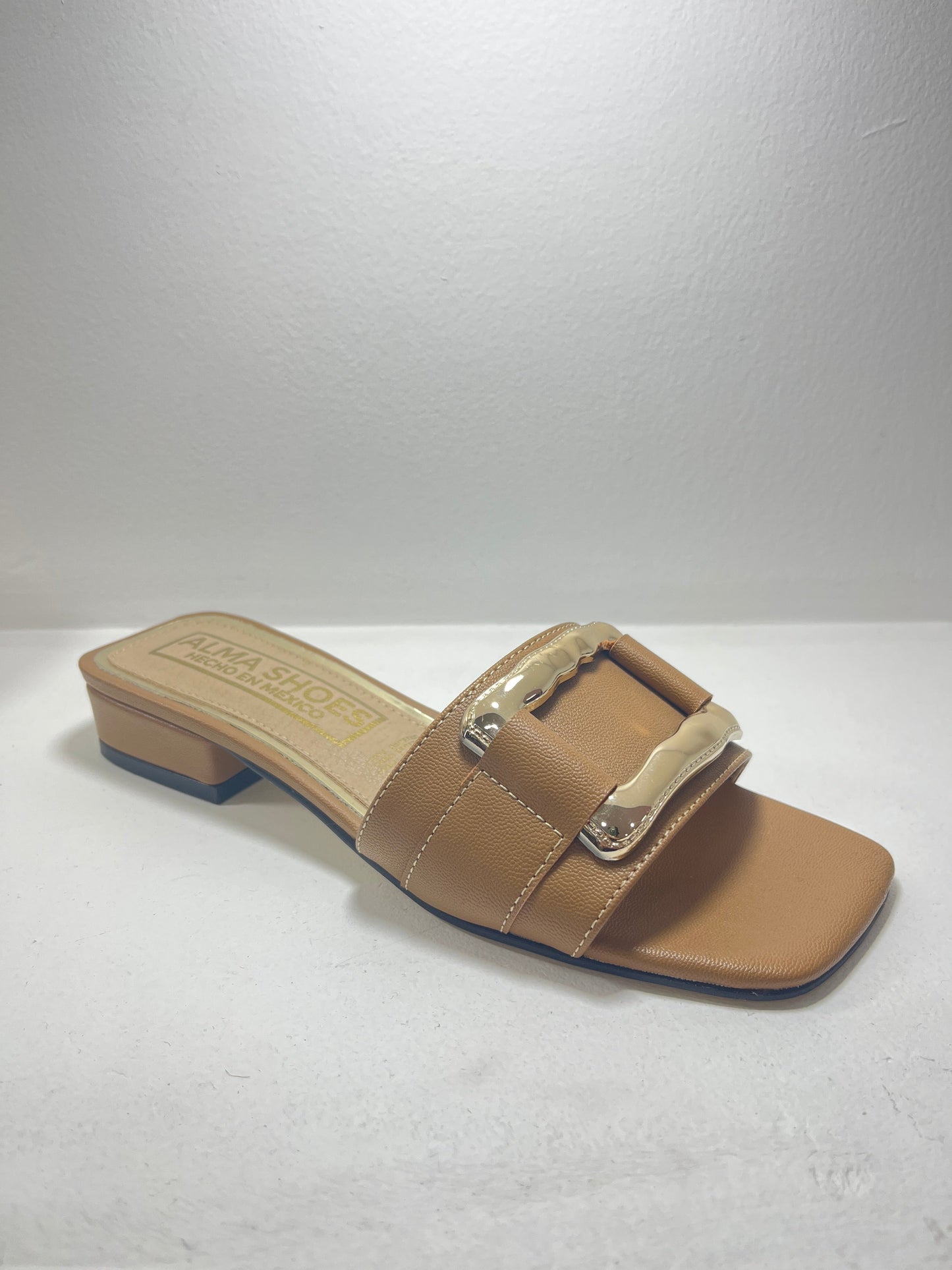 Sandalias beige con hebilla decorativa de tacón bloque – Alma Shoes