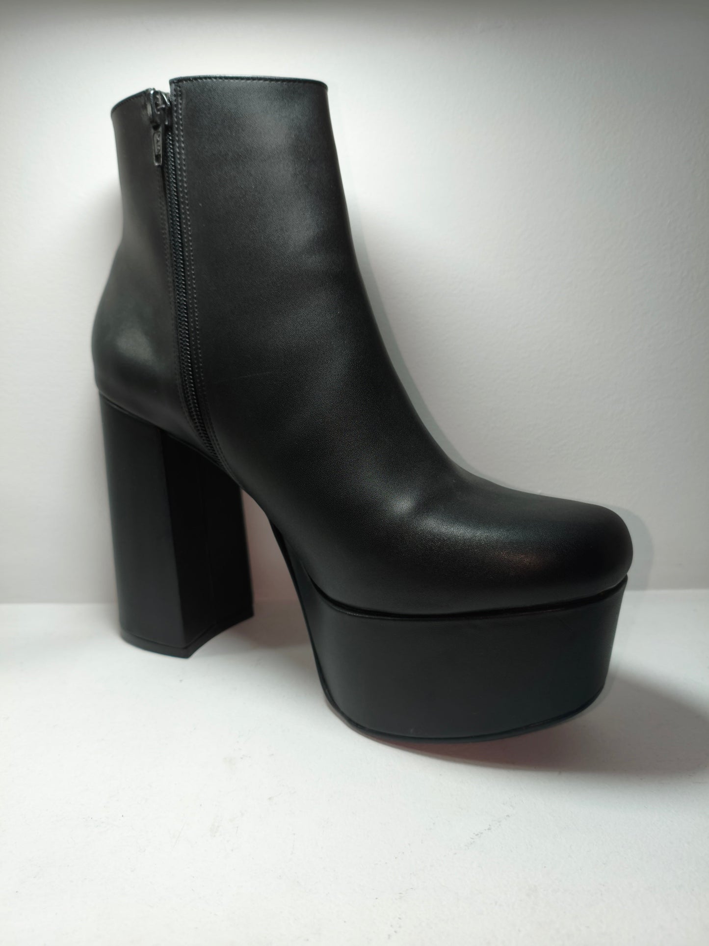 Botin Plataforma negro con cremallera lateral – Alma Shoes