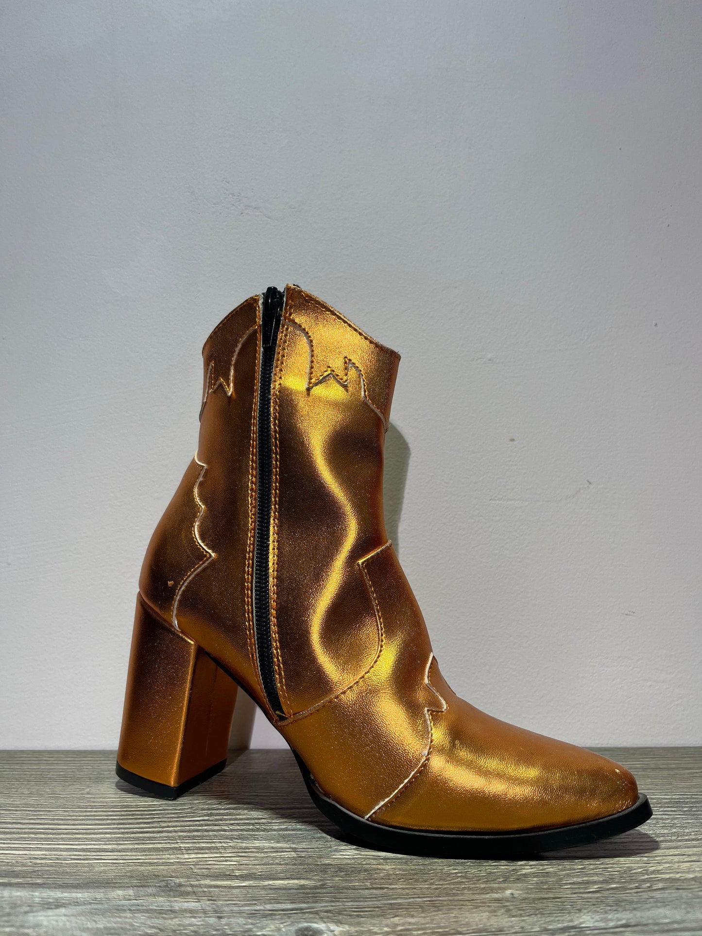 Botin Vaquero dorado con costuras en forma de oleaje – Alma Shoes