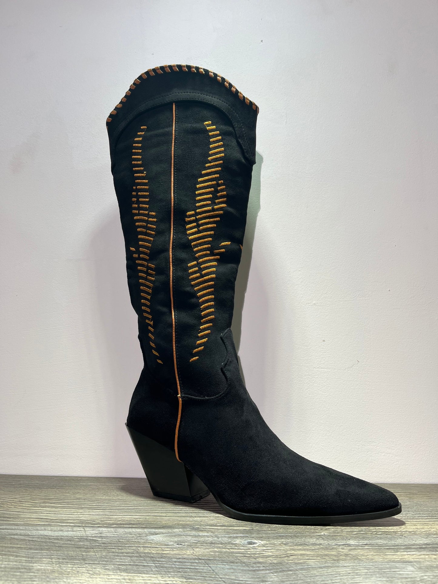 Bota vaquera negro con bordado en hilo naranja – Alma Shoes
