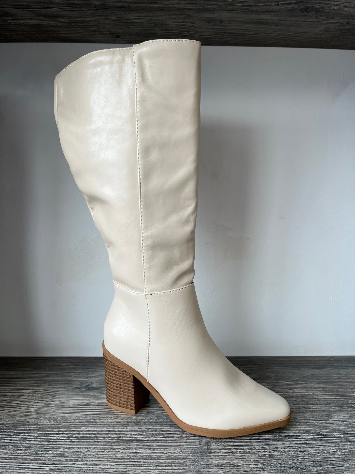 Bota ancha color blanco con suela color café - Alma Shoes
