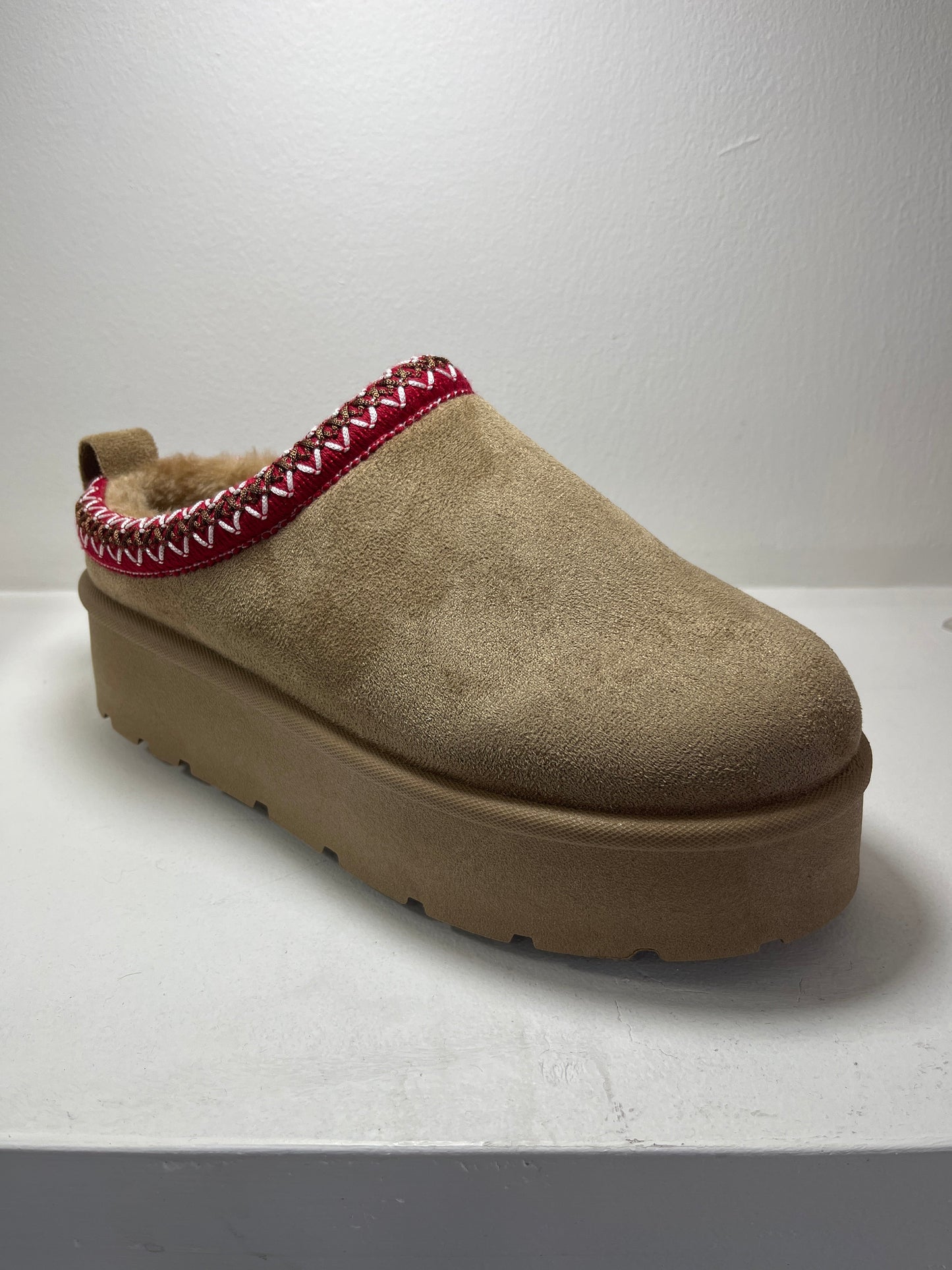 Pantuflas con plataforma beige con bordado en la parte superior – Alma Shoes