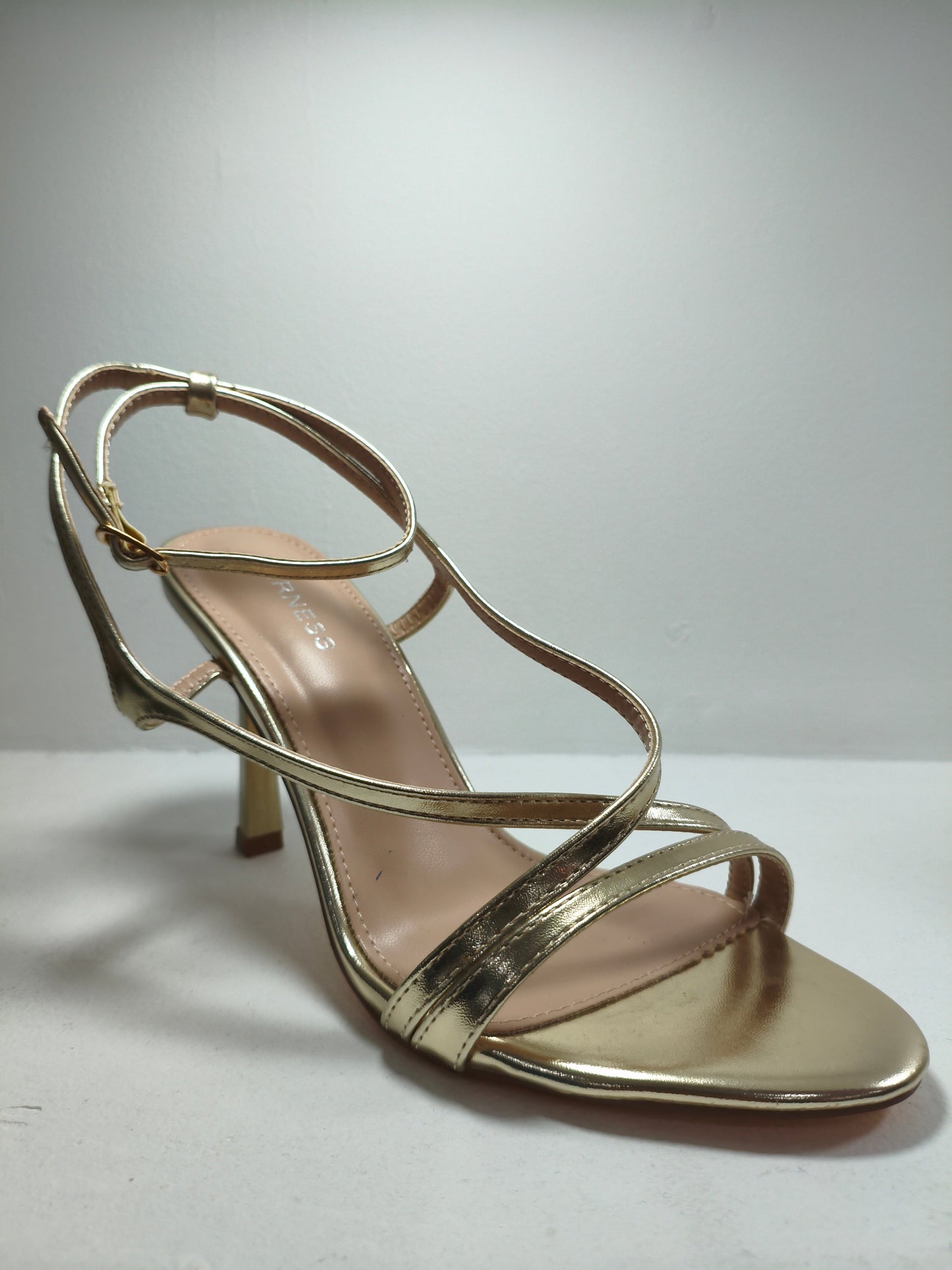 Zapatillas dorado con tirantes cruzados de tacón bajo – Alma Shoes