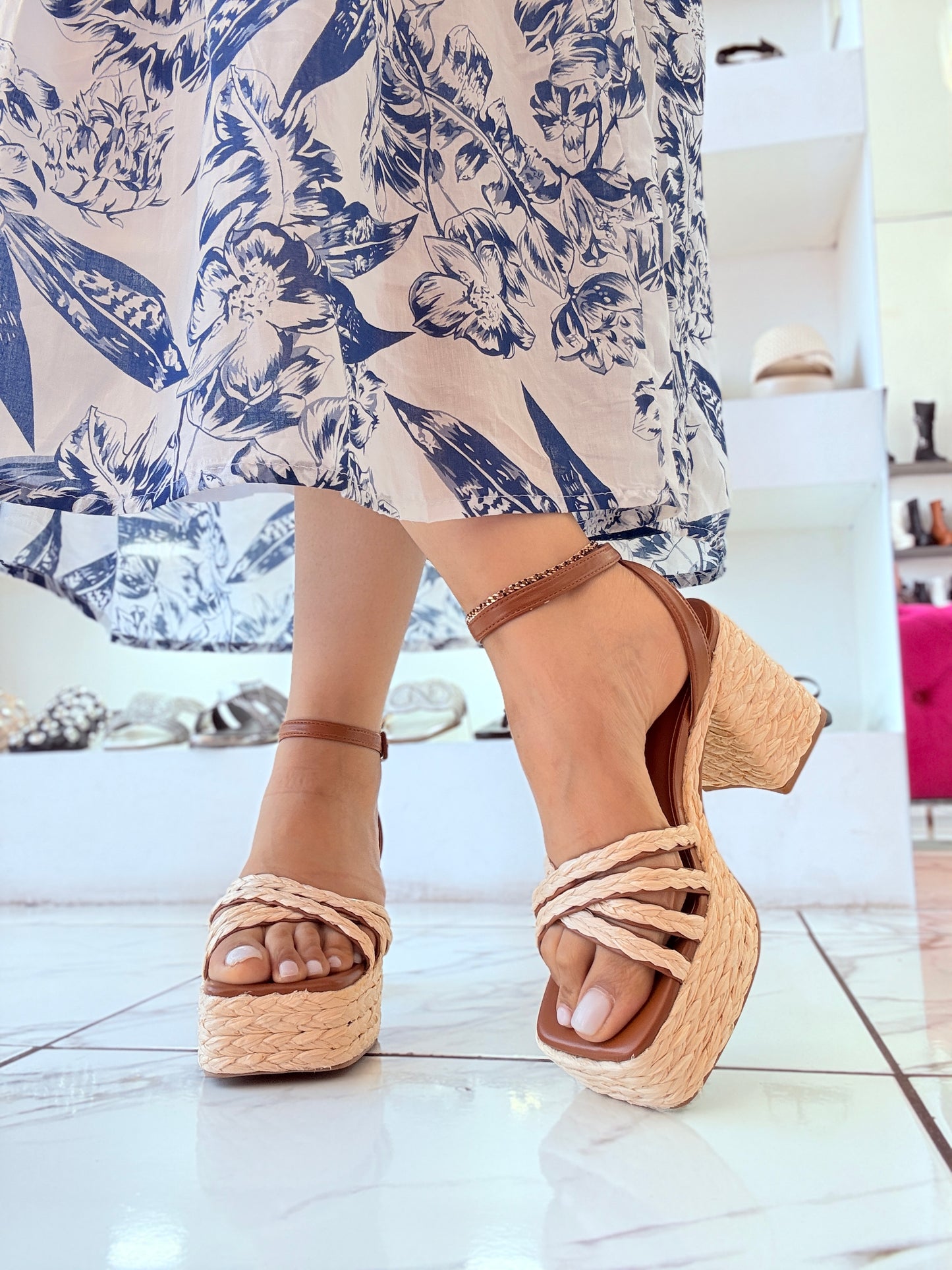 Tacon Ancho Estilo Alpargata Color Natural y Camel