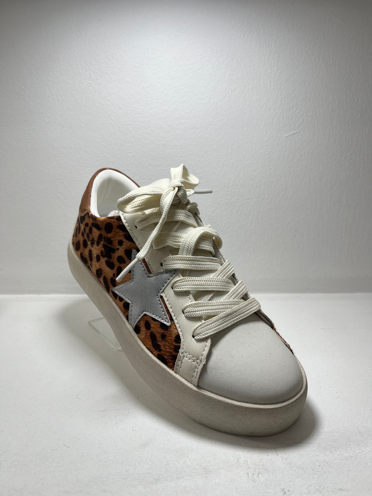 Tenis leopardo con estrella plateada – Alma Shoes