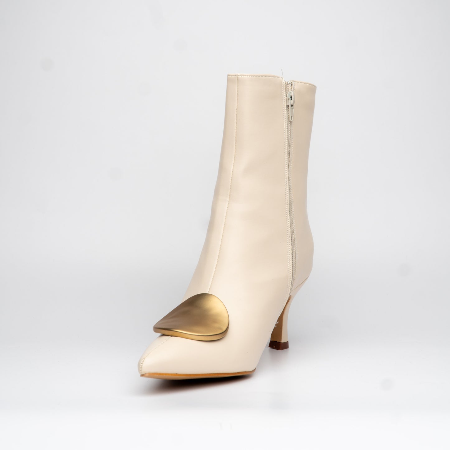 Botin Crema de punta y tacón con detalle dorado - Alma Shoes