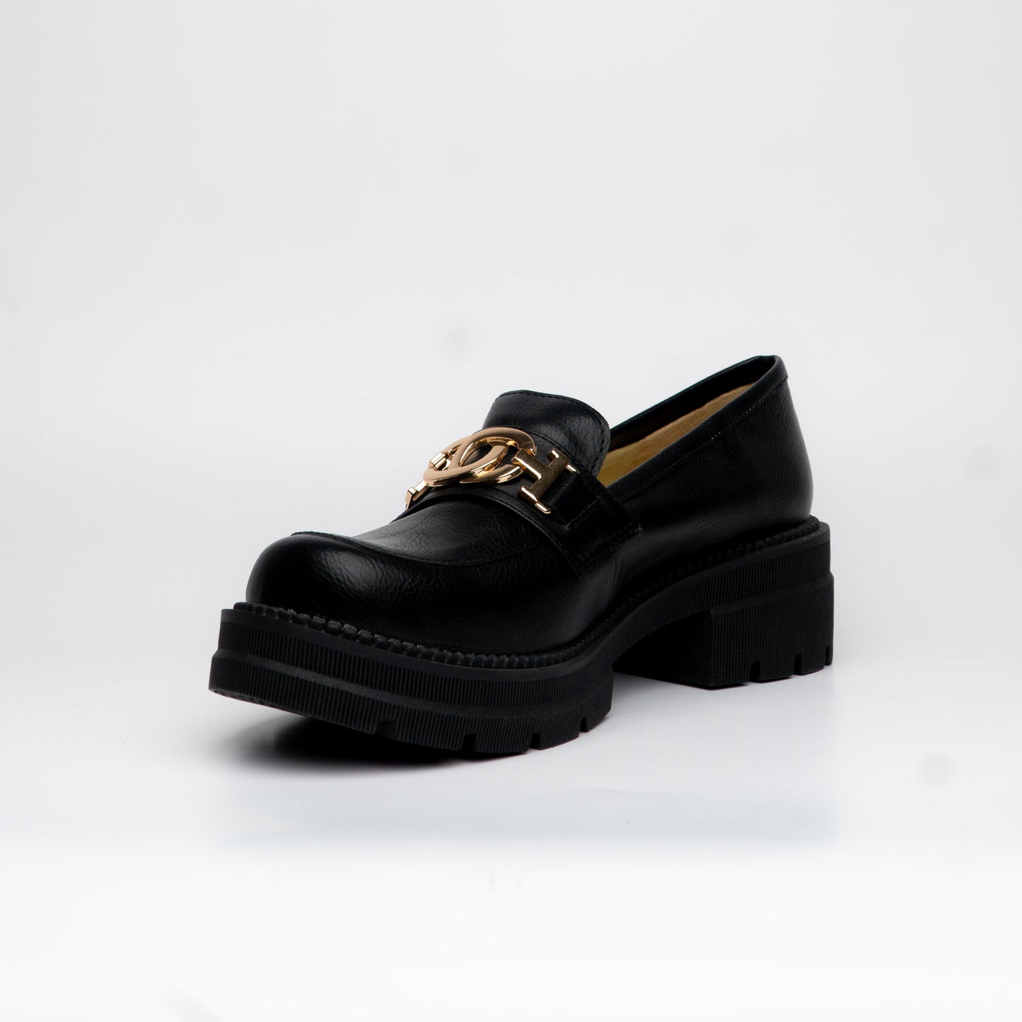 Mocacines negro con hebillas doradas y plataforma – Alma Shoes