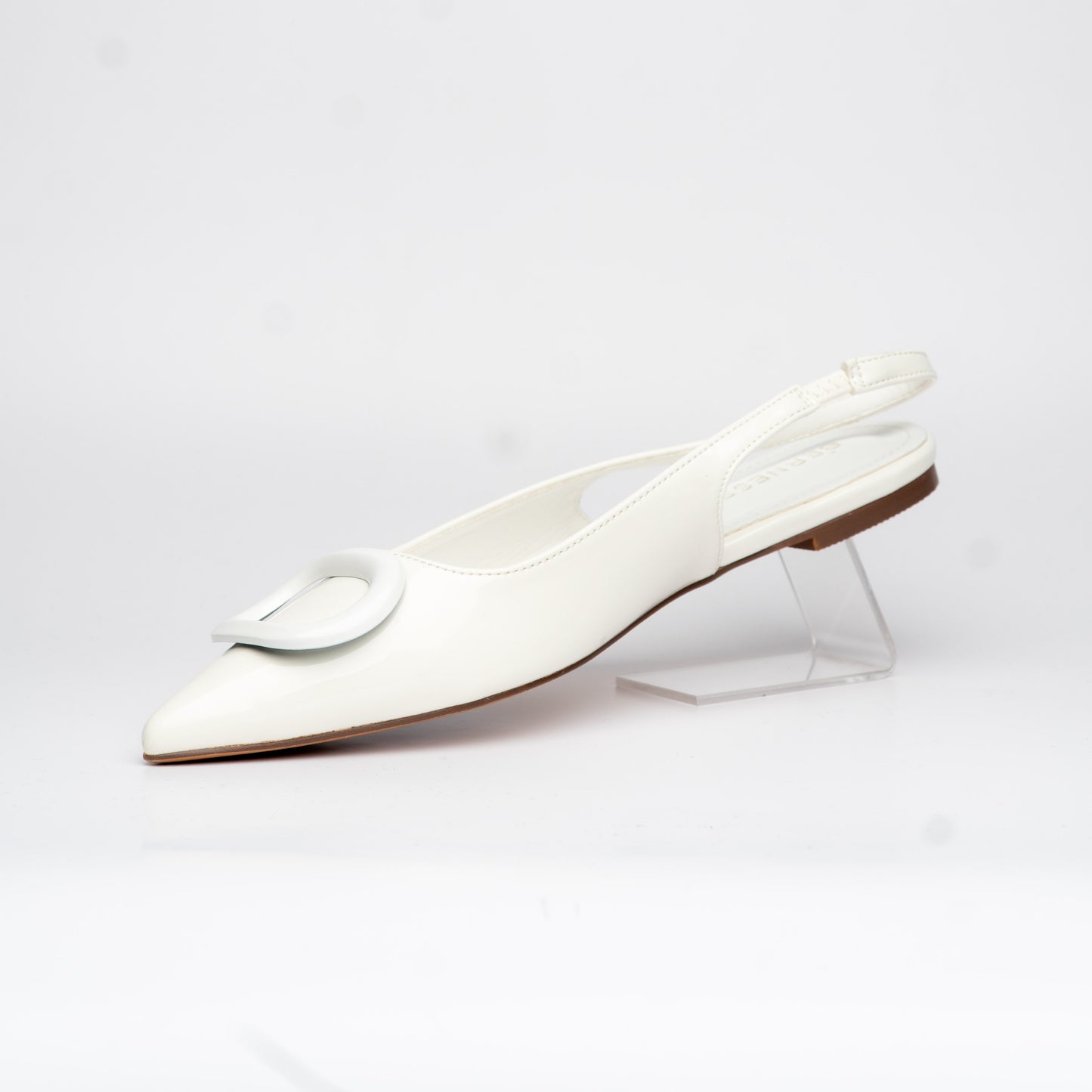 Kitten Heels blanco con hebilla en la parte superior – Alma Shoes