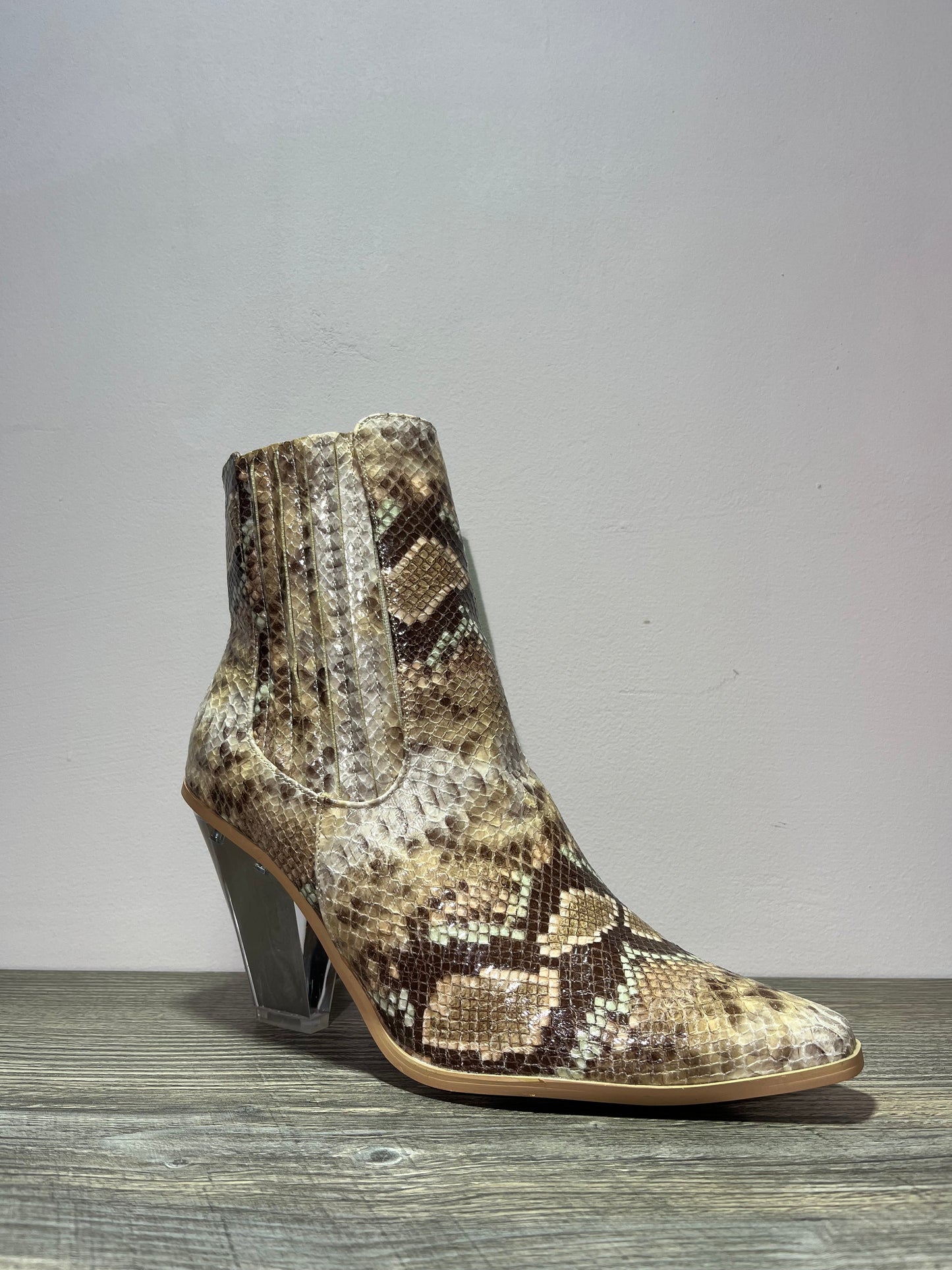 Botines marrón con estampado de serpiente – Alma Shoes