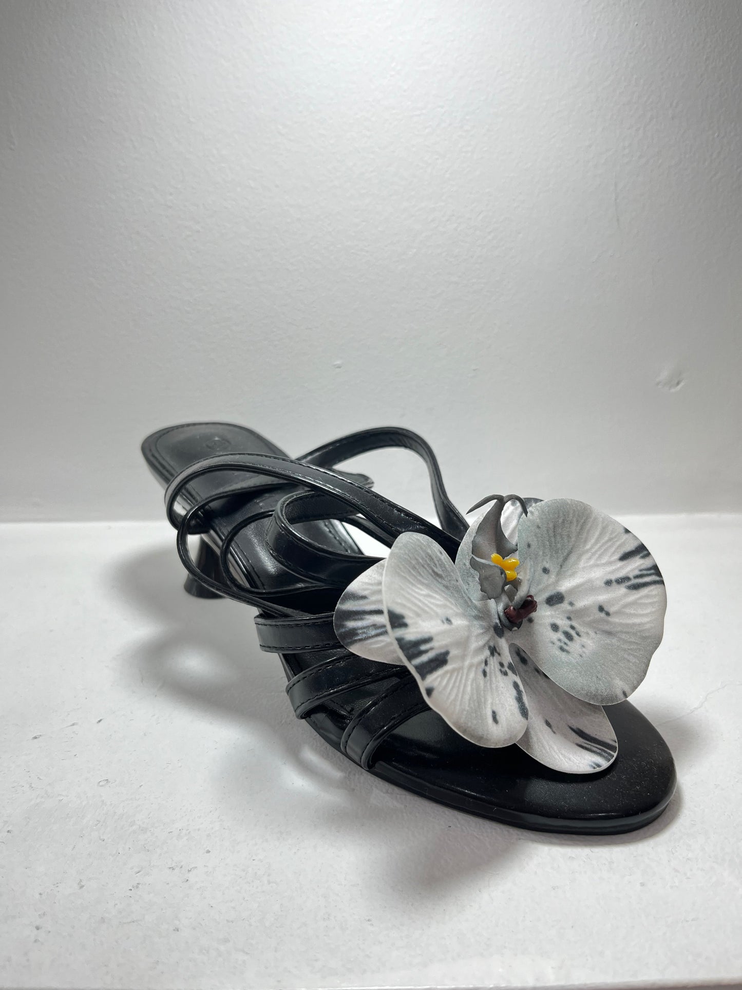 Sandalias con tacon bajo negro con flor – Alma Shoes