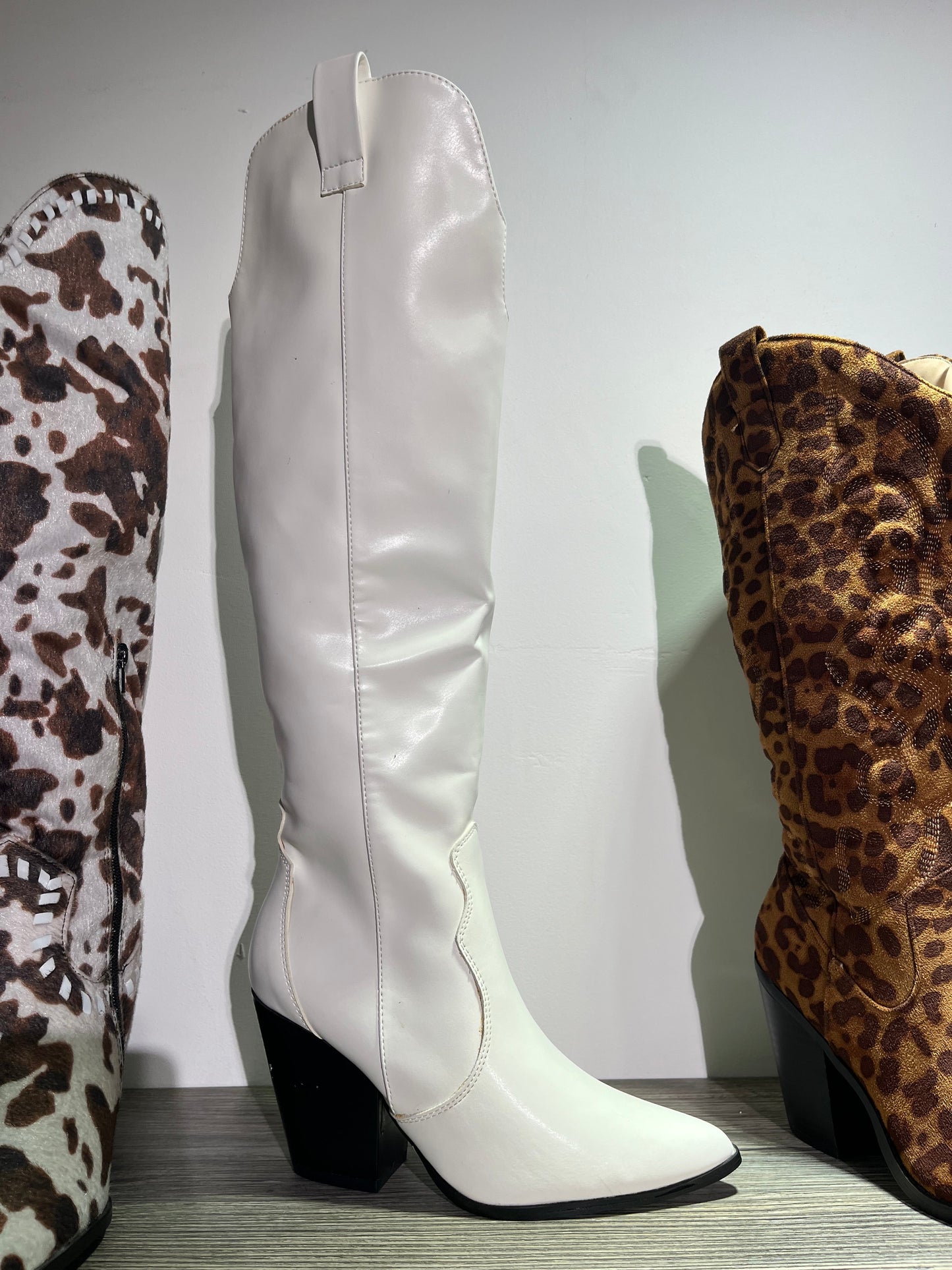 Bota tubo alto blanco con tacón cuadrado – Alma Shoes
