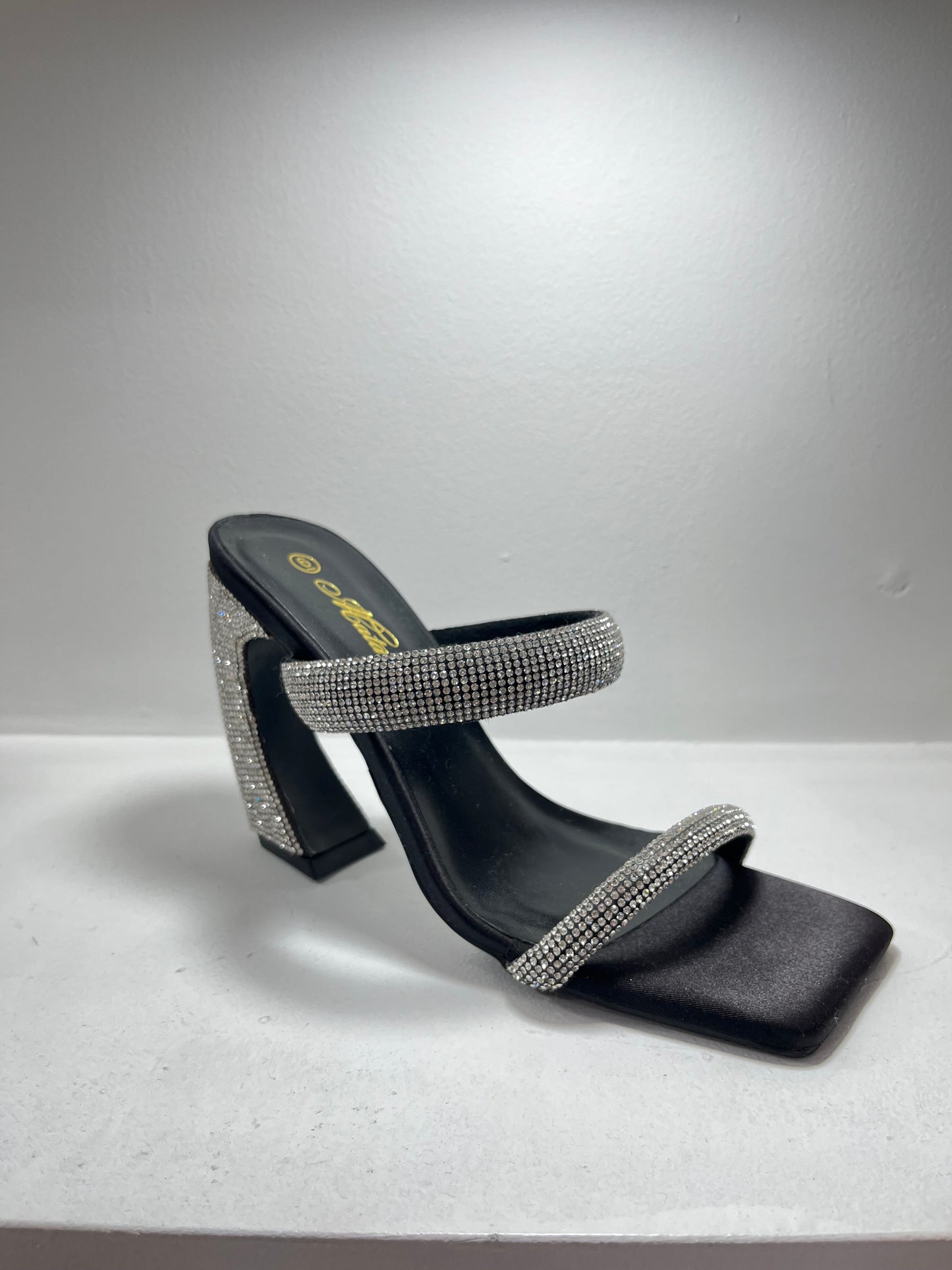 Sandalias con tacon negro con strass – Alma Shoes