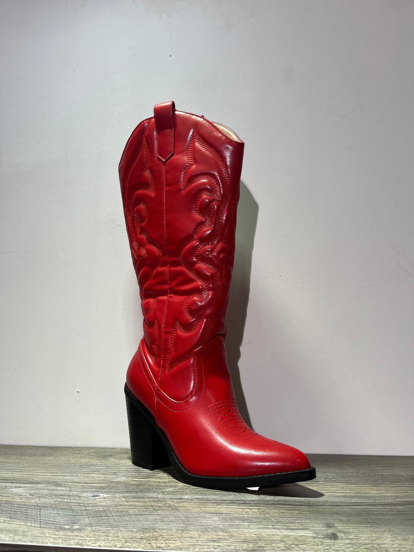 Bota vaquera rojo con bordado – Alma Shoes