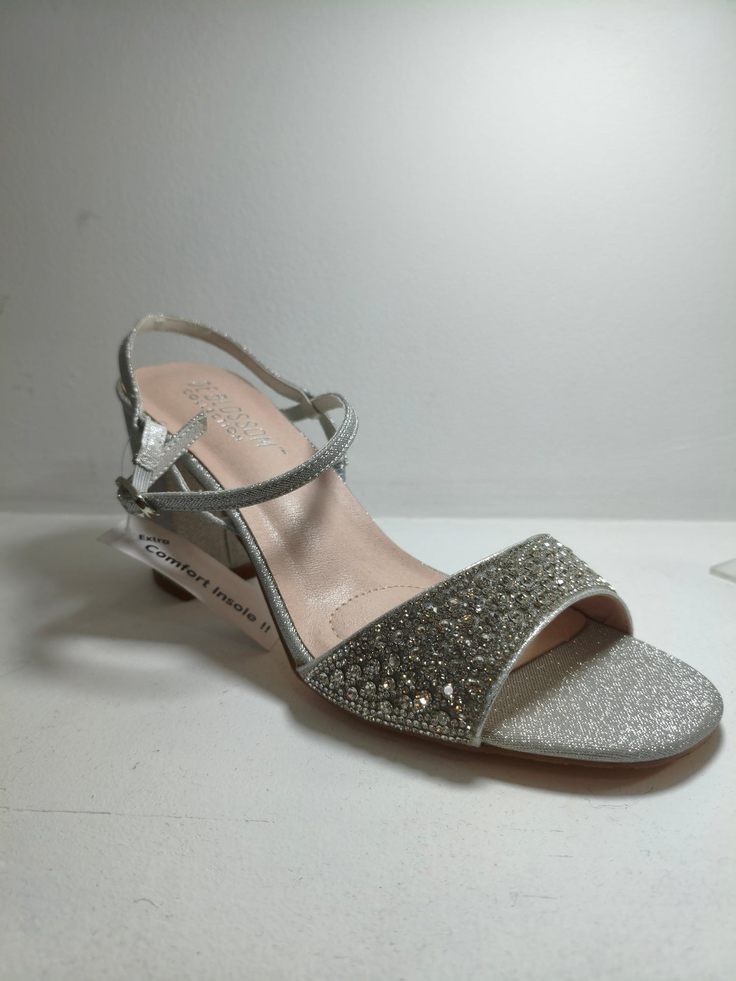 Zapatillas con tacon ancho plateado con brillantes y strass – Alma Shoes