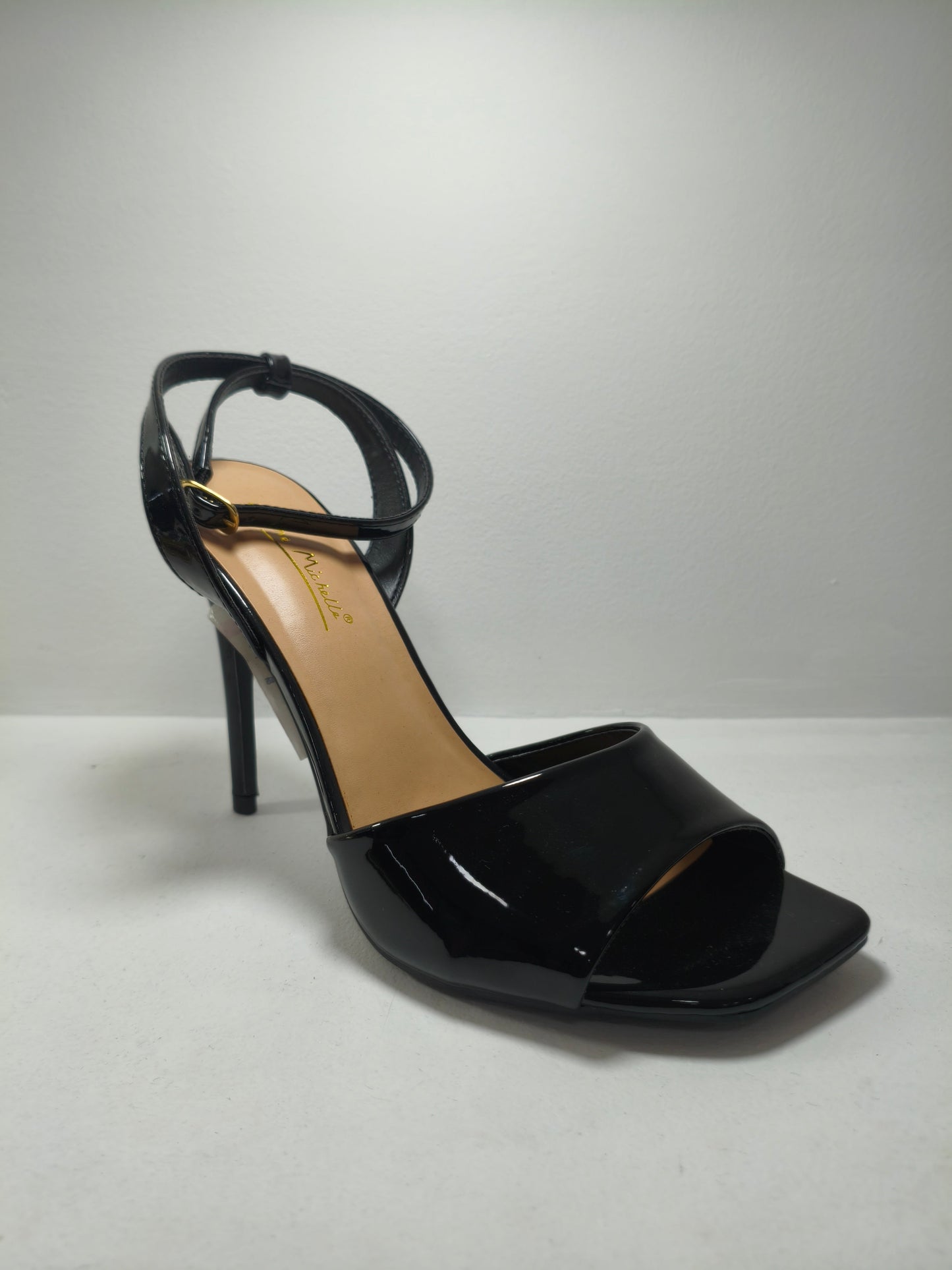 Zapatillas negro de tacón alto con correa – Alma Shoes