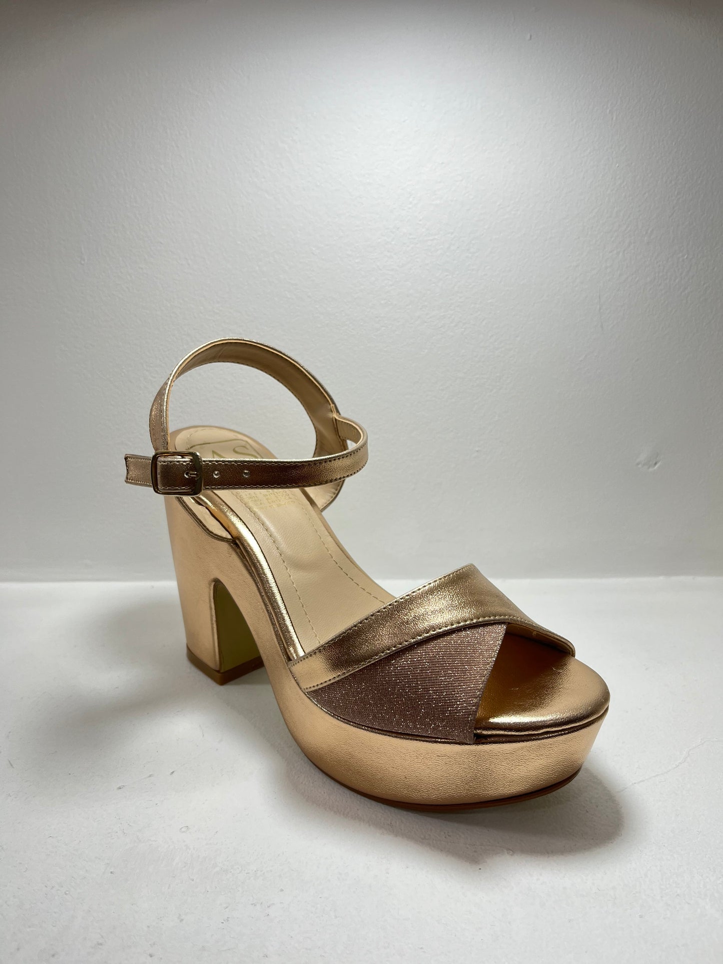 Sandalias plataforma dorado con acabado metálico y textura brillante – Alma Shoes