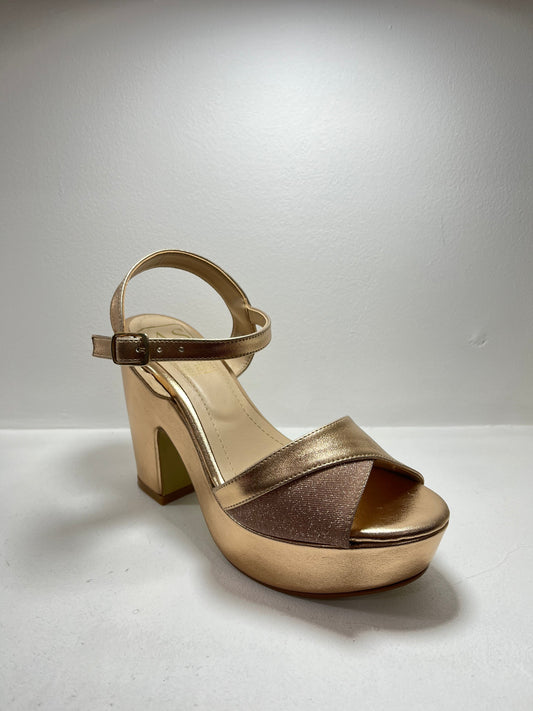 Sandalias plataforma dorado con acabado metálico y textura brillante – Alma Shoes