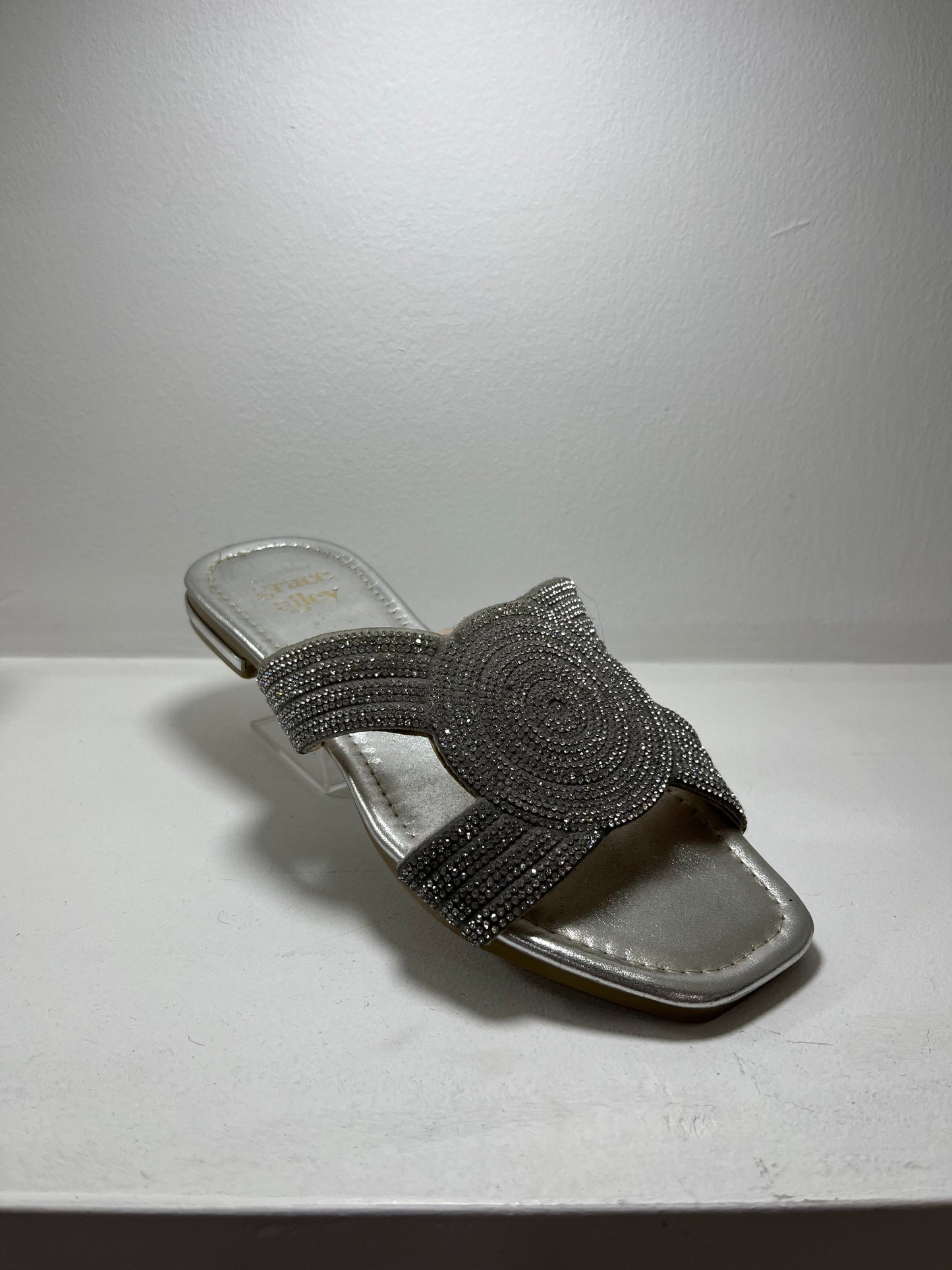 Sandalias plateado con decoración de cuentas brillantes – Alma Shoes