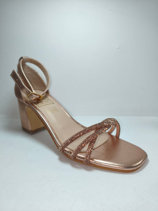 Zapatillas con tacon ancho dorado con strass o detalles brillantes – Alma Shoes