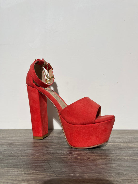 Tacon plataforma rojo con cadena dorada en el tobillo – Alma Shoes