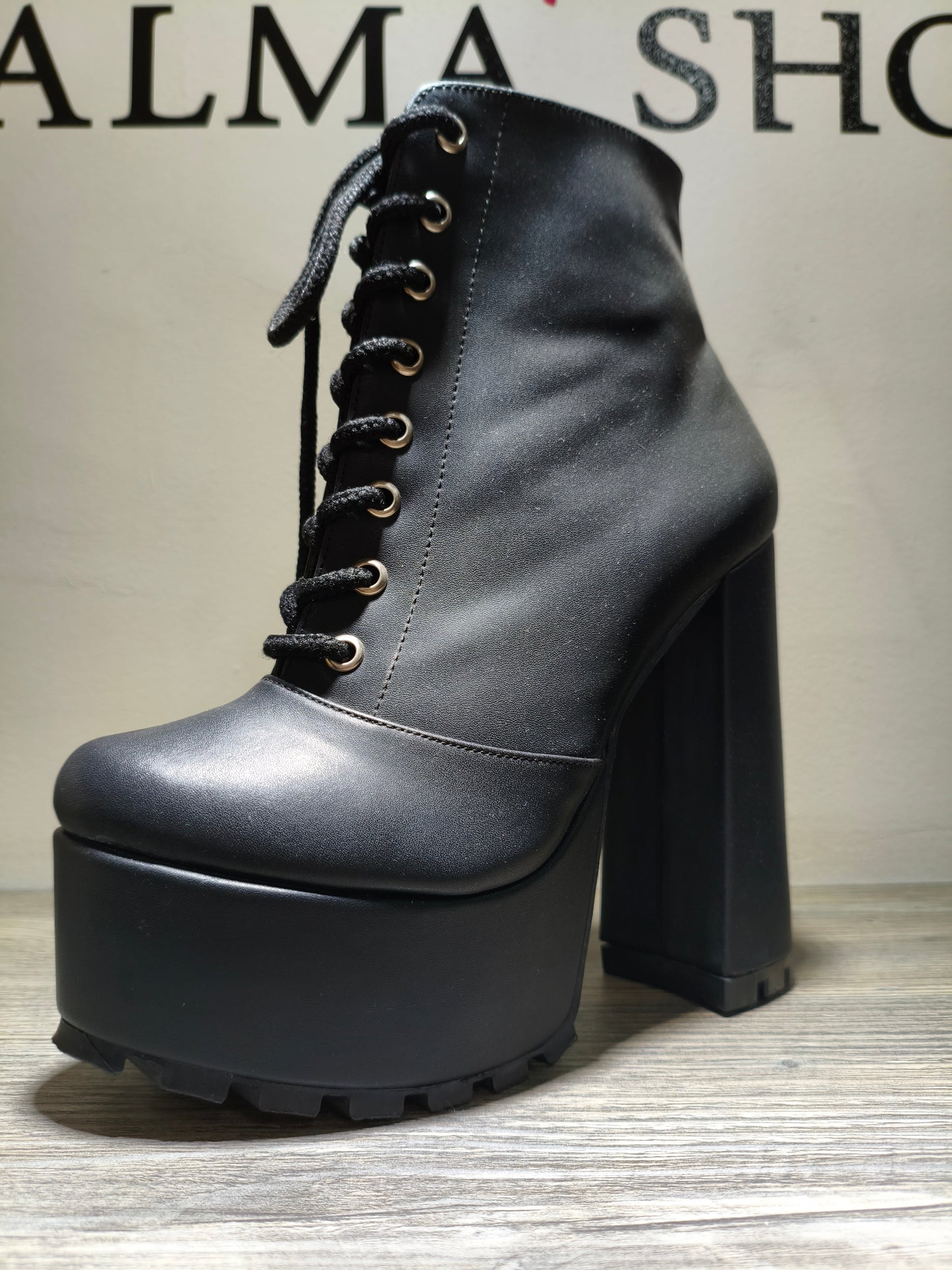 Botin Plataforma negro con ojales dorados y cuerda – Alma Shoes