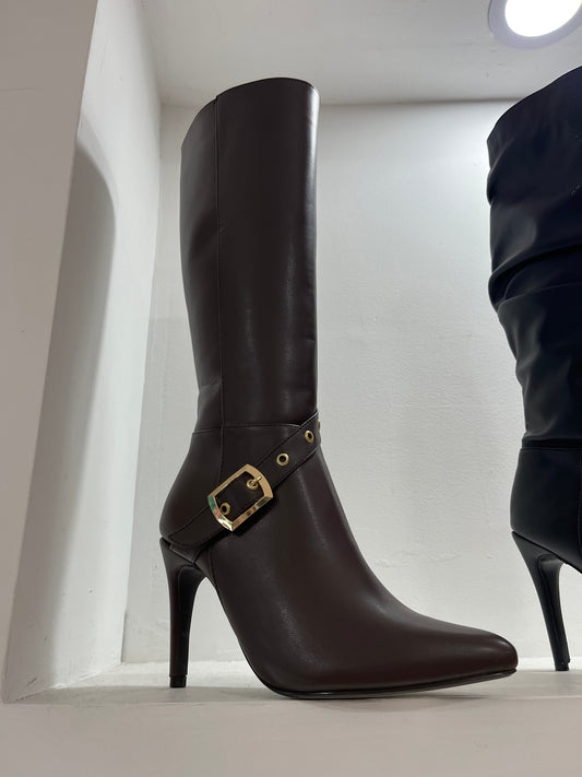 Bota media con tacon marrón con hebilla dorada – Alma Shoes