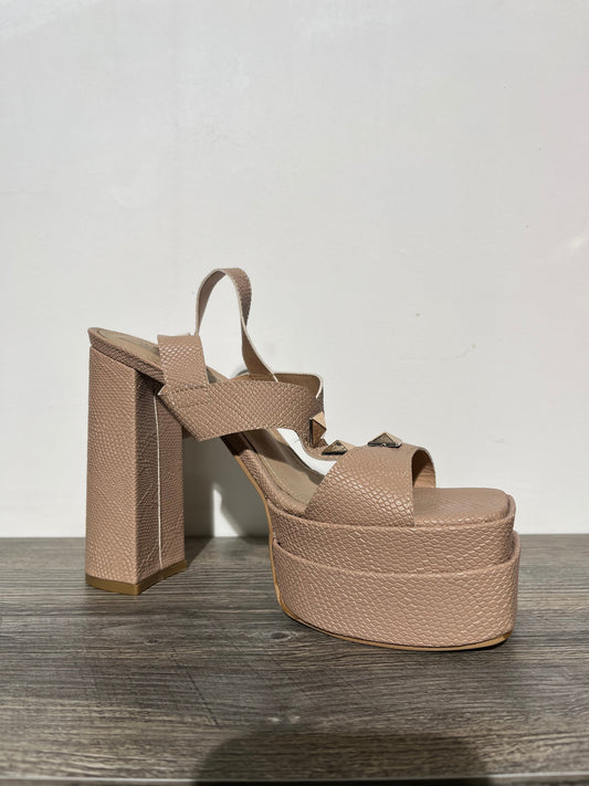 Sandalia plataforma beige con puntos metálicos – Alma Shoes