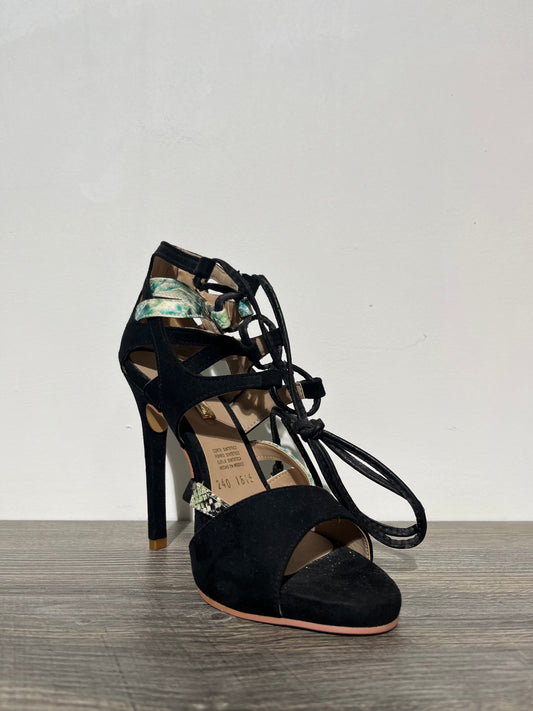 Tacones negro con cinta con diseño – Alma Shoes