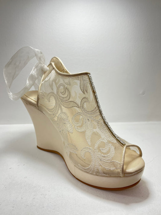 sandalias plataforma baja beige con diseño de encaje – Alma Shoes