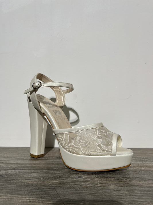 Sandalia Plataforma blanco con diseño bordado en la parte frontal – Alma Shoes