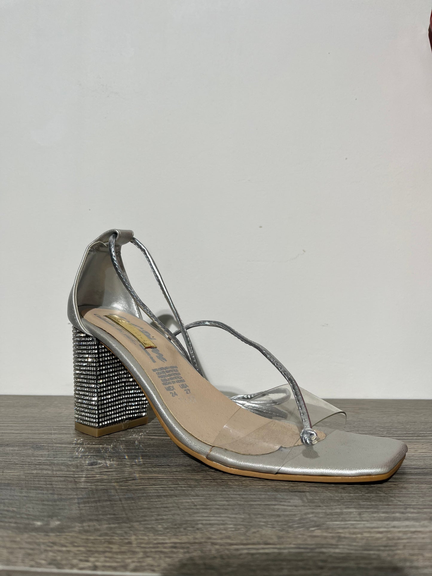 Sandalia con talon plateado con tacón decorado con estrás – Alma Shoes