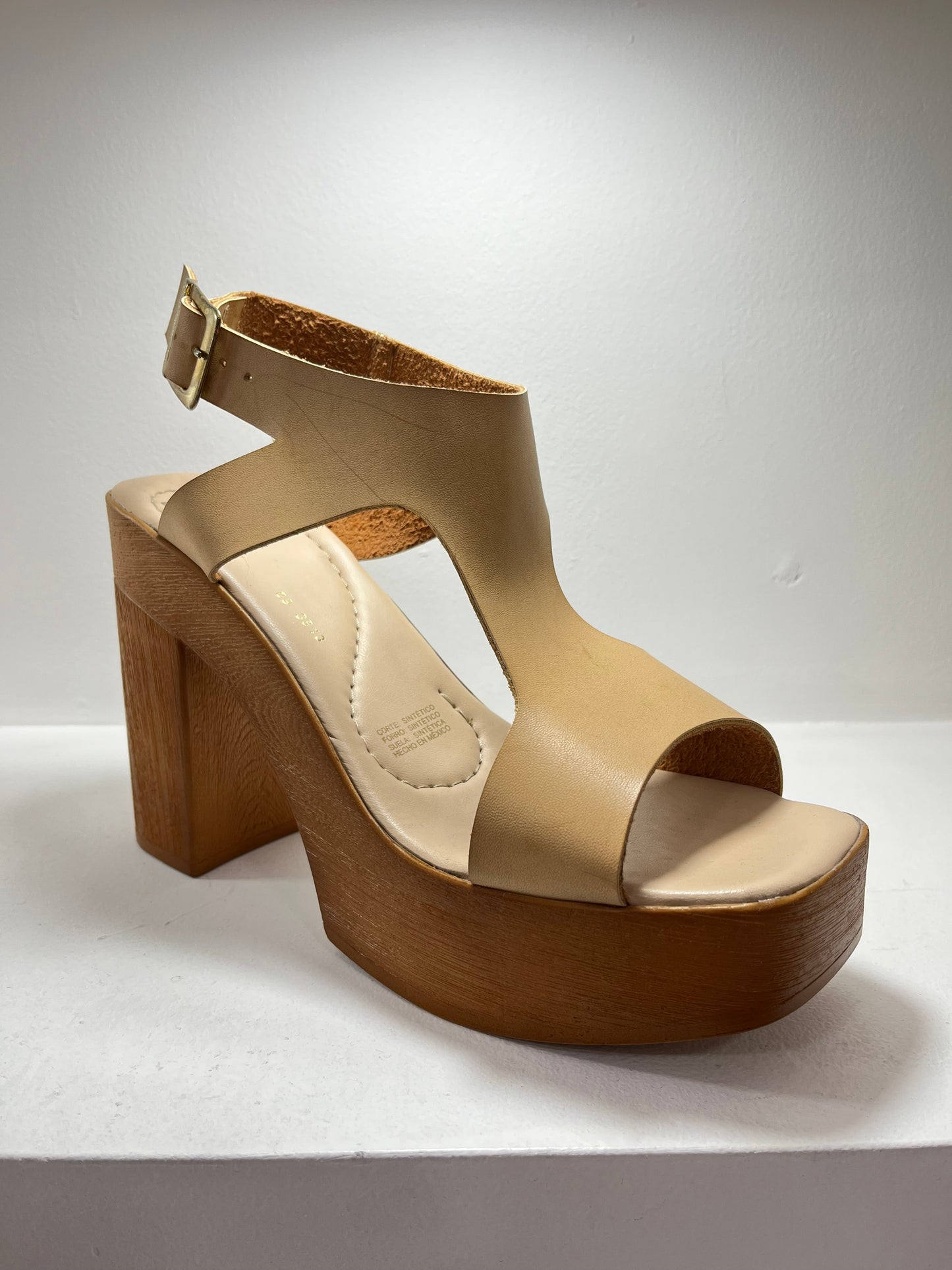 Sandalias plataforma beige con abertura en el empeine y hebilla – Alma Shoes