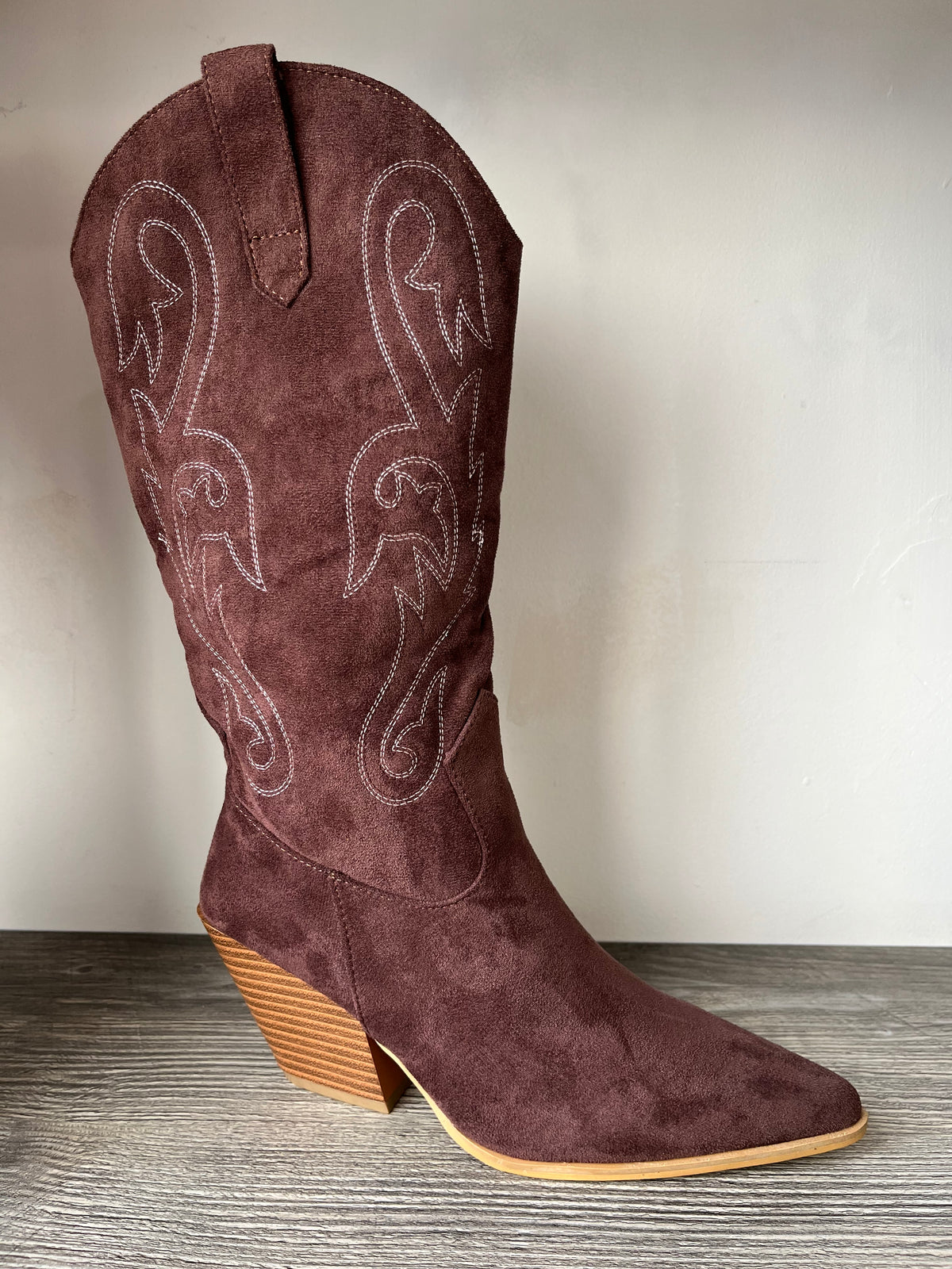 Bota vaquera café bordada con tacón ancho - Alma Shoes