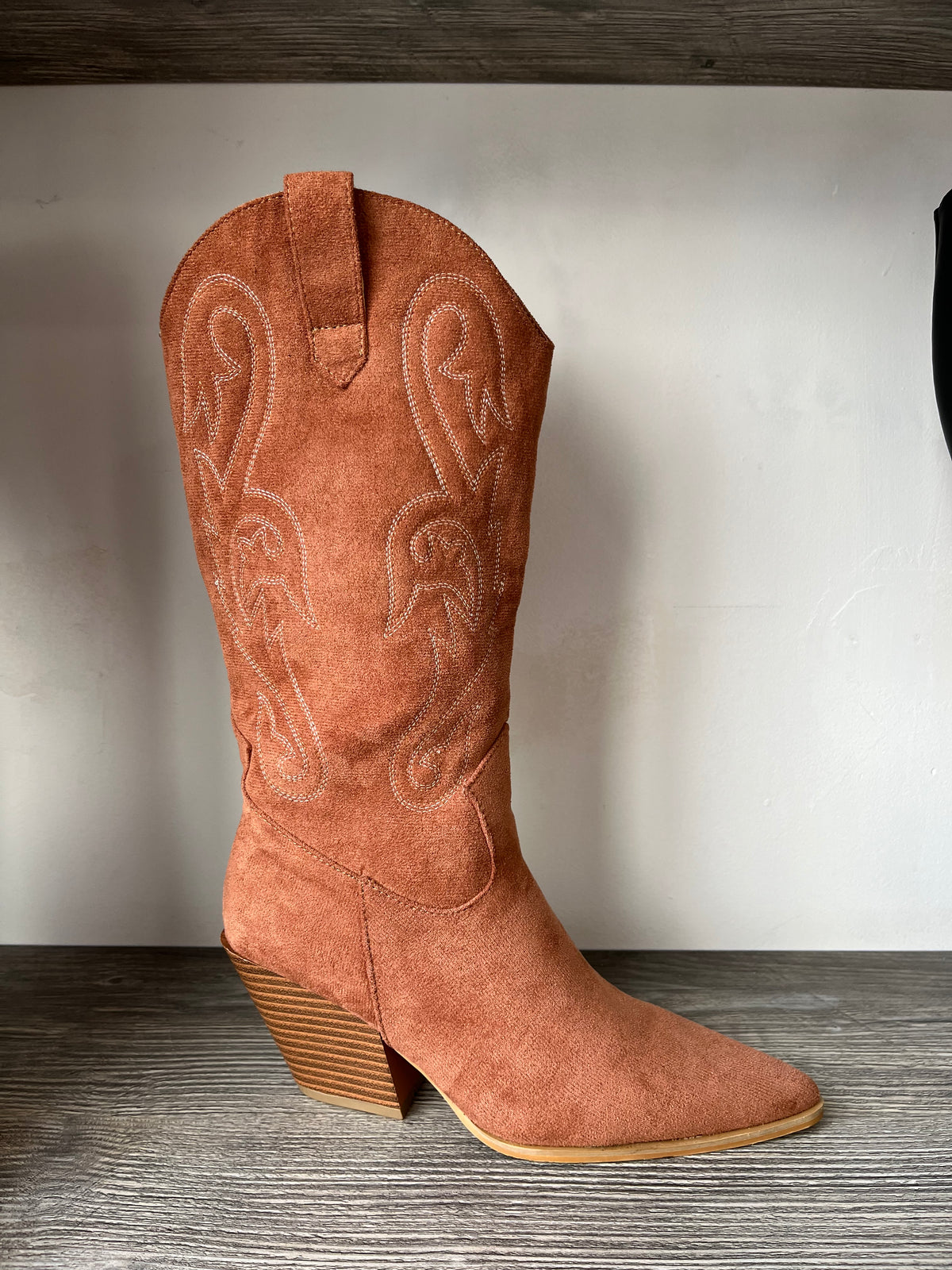 Bota vaquera color camello bordada con tacón ancho - Alma Shoes