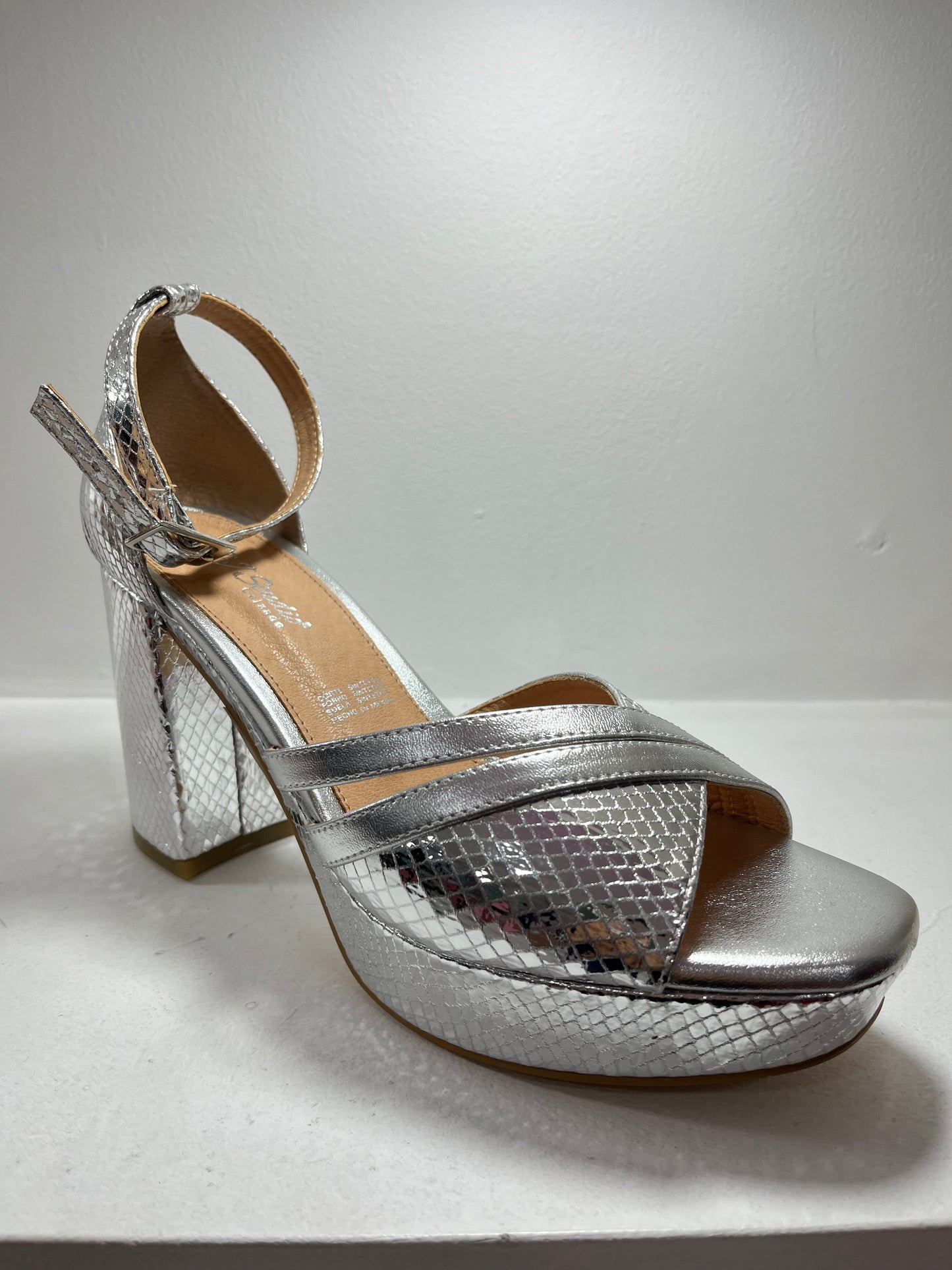 Sandalias plataforma baja plata con textura de reptil – Alma Shoes