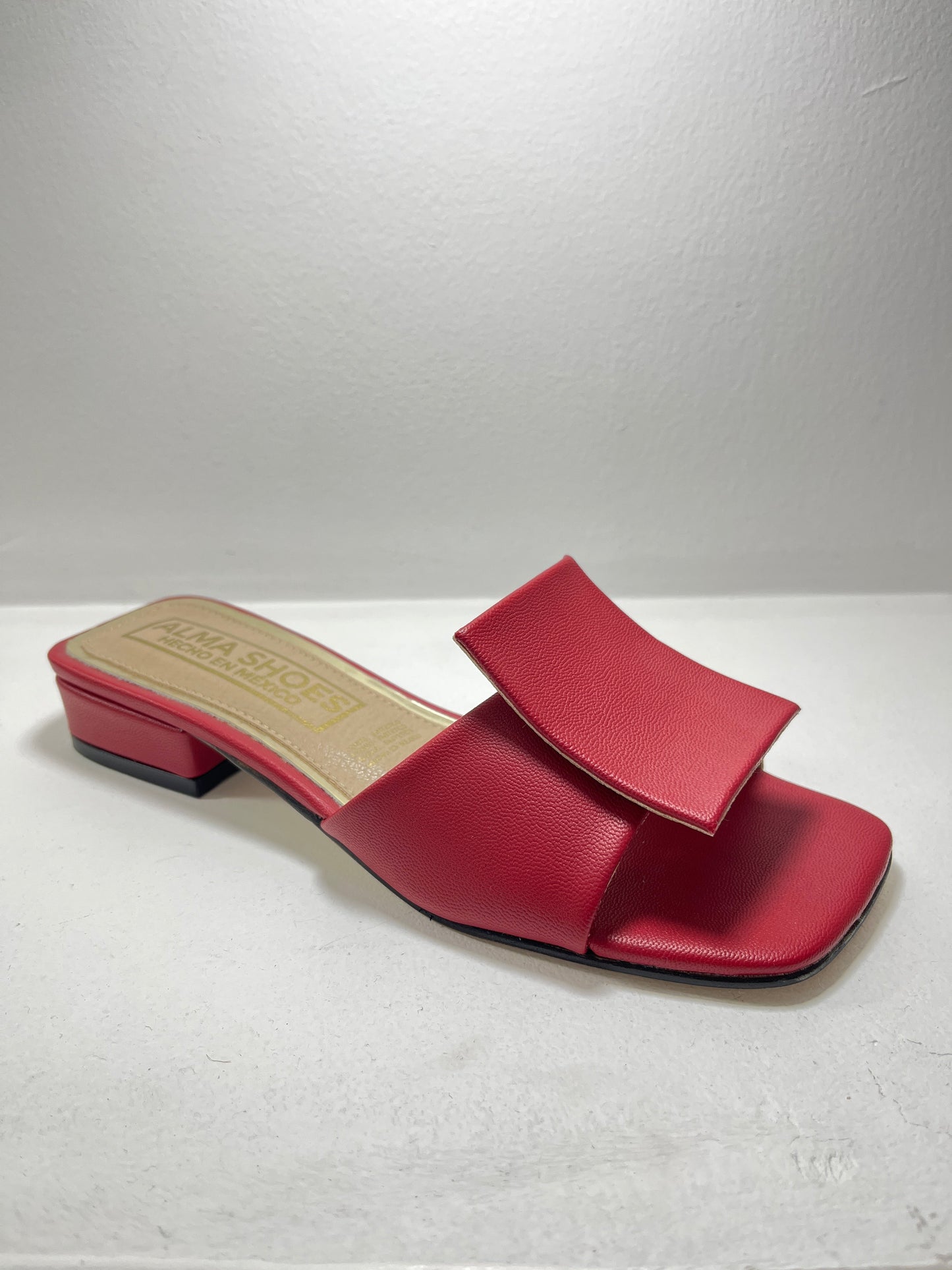 Sandalias rojas con panel superior y tacón bajo – Alma Shoes