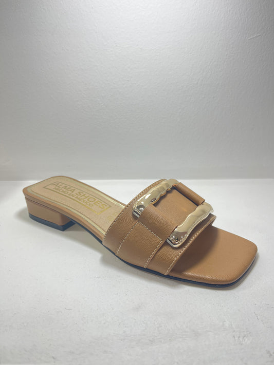 Sandalias beige con hebilla decorativa de tacón bloque – Alma Shoes