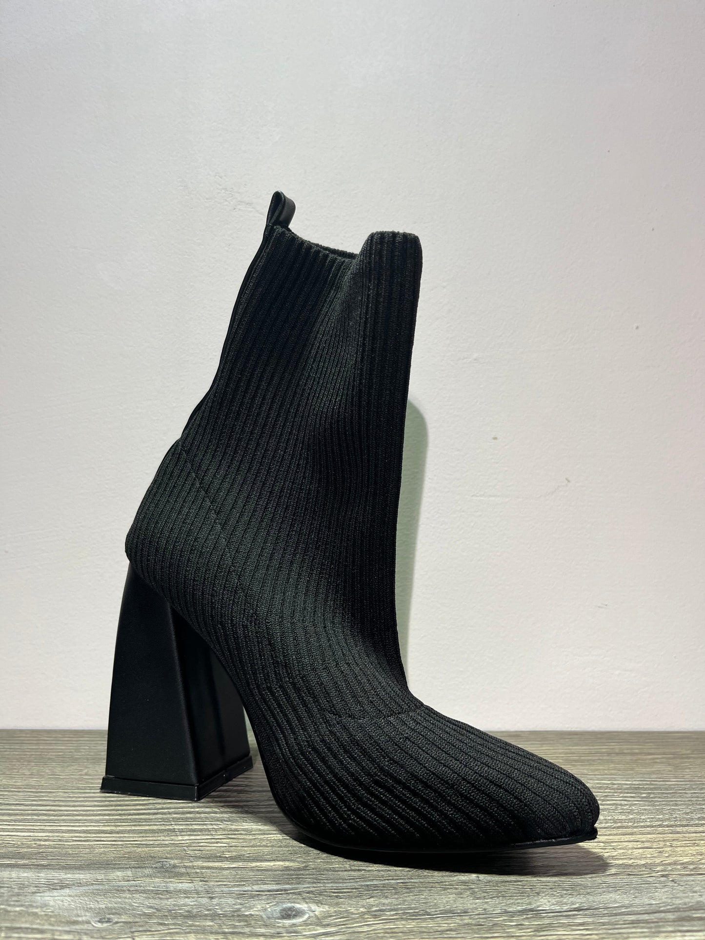 Botin negro con tacón ancho – Alma Shoes