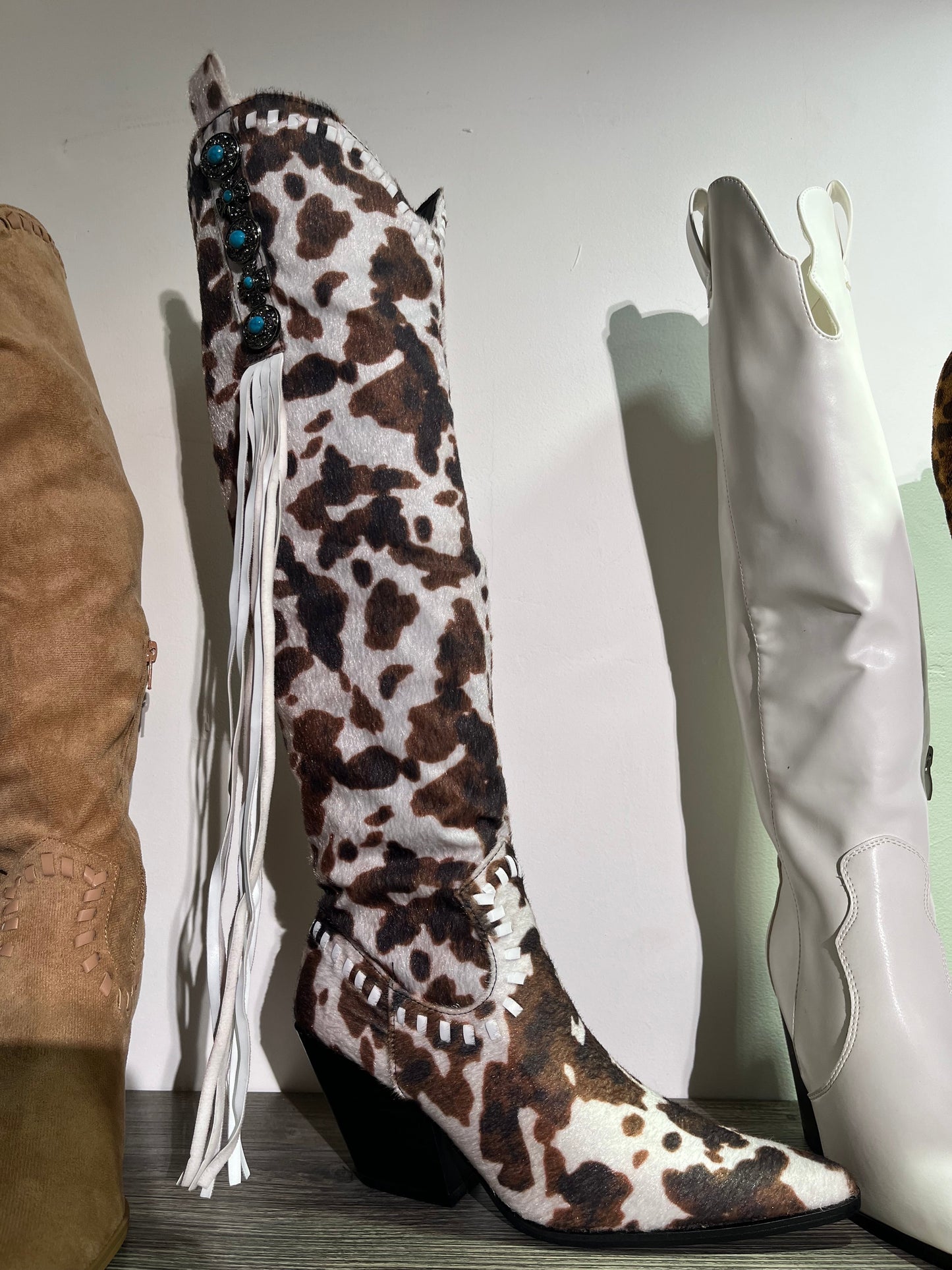 Bota tubo alto marrón y blanco con tassels y detalles en piedras – Alma Shoes