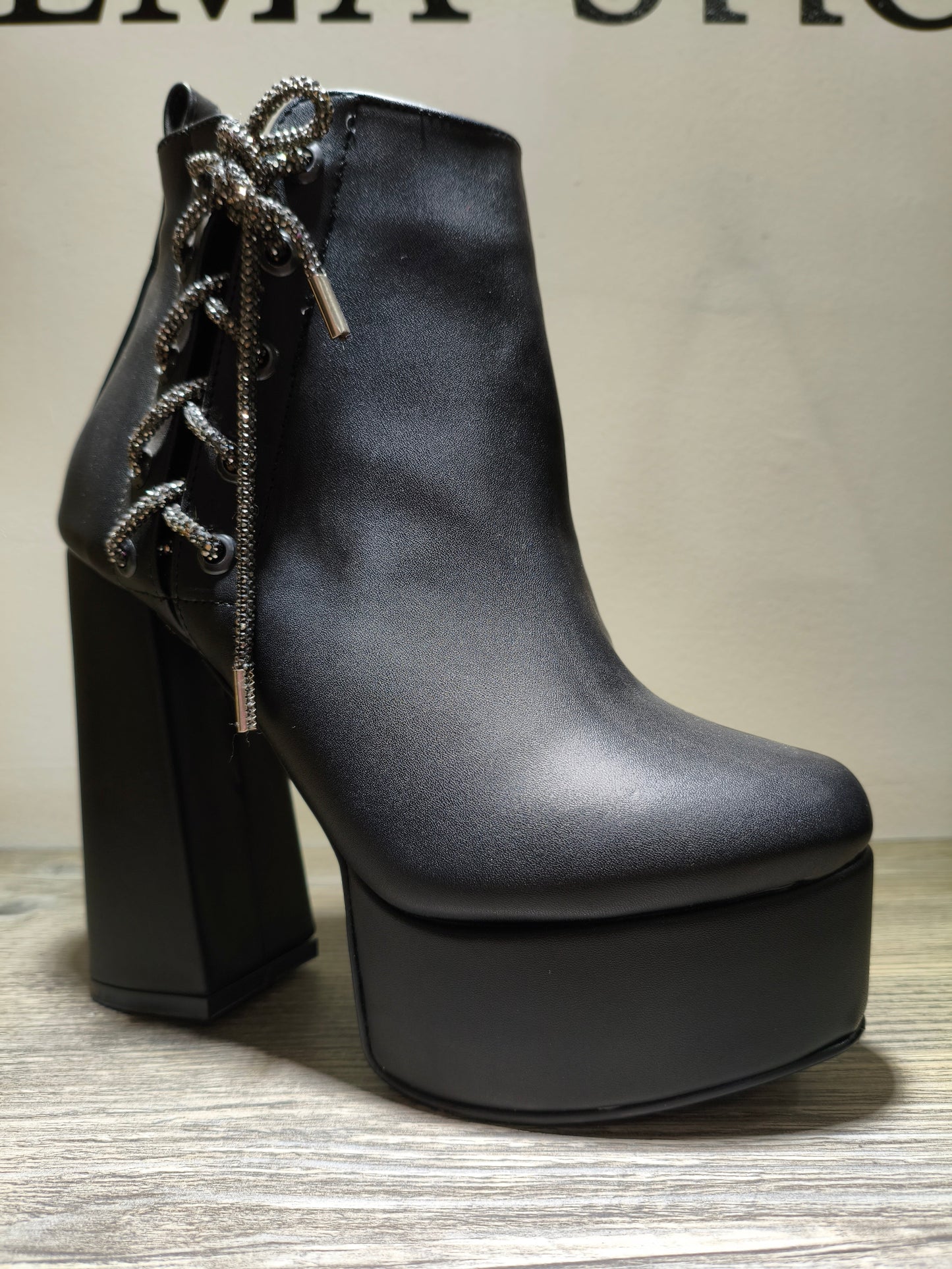 Botin plataforma negro con cordones decorativos – Alma Shoes