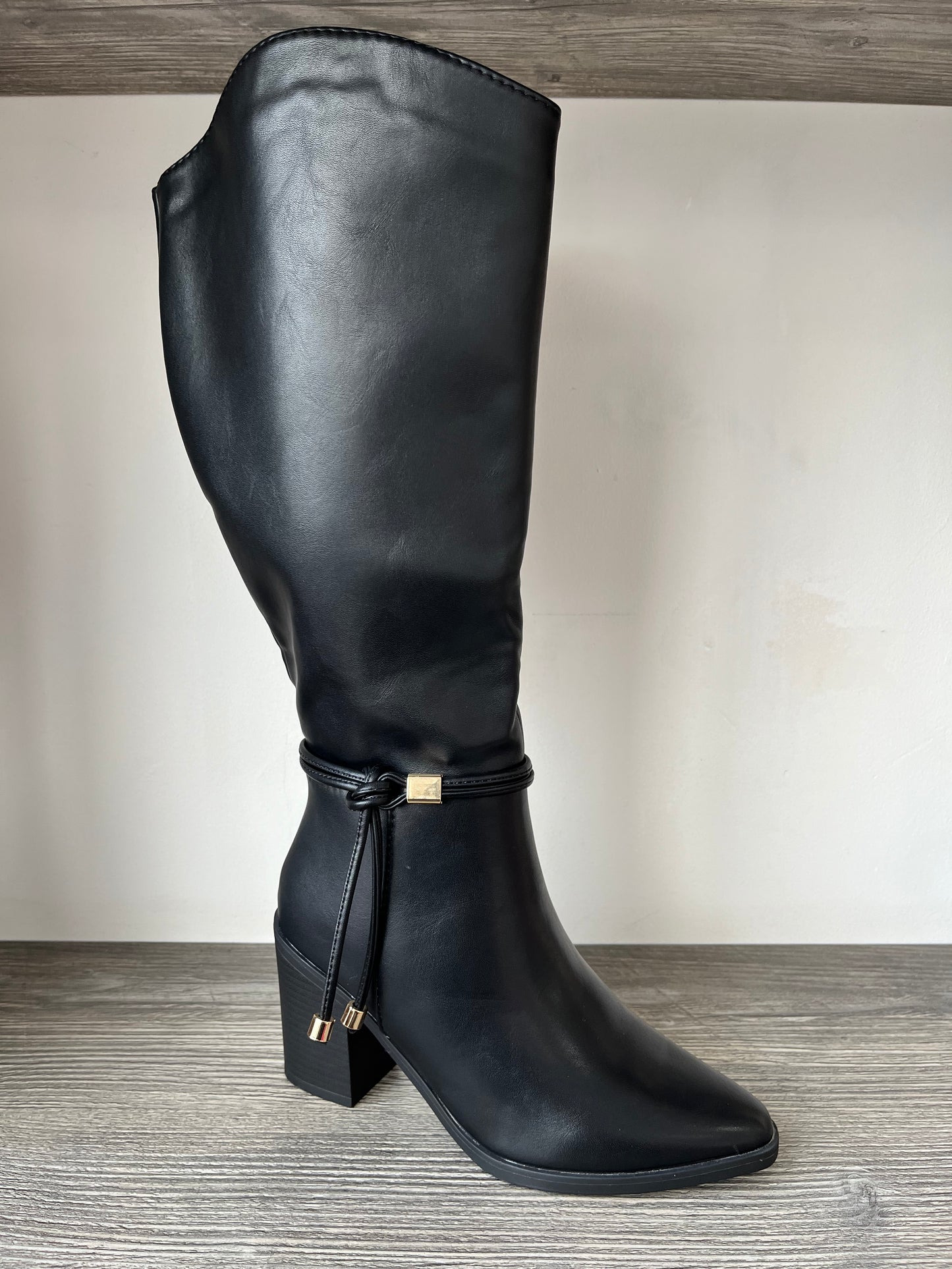 Bota ancha color negro con detalle dorado - Alma Shoes