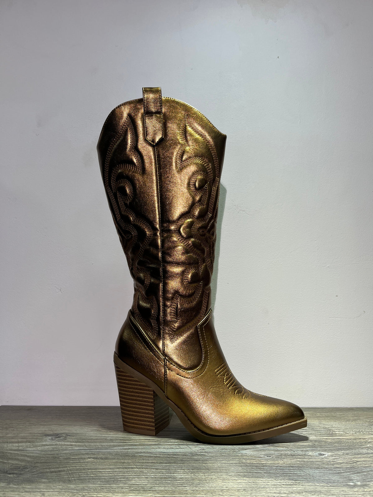 Bota vaquera dorado con grabados en la superficie – Alma Shoes
