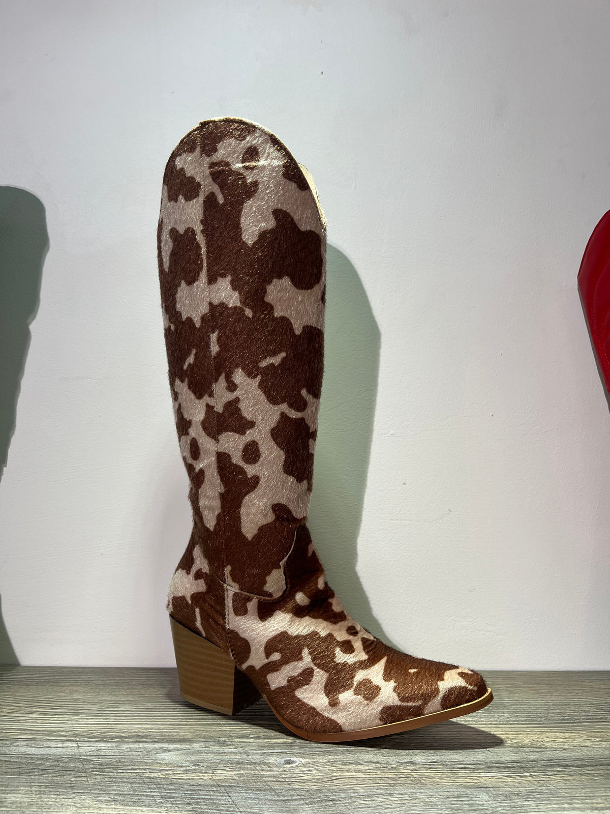 Bota vaquera marrón con patrón de piel de vaca – Alma Shoes