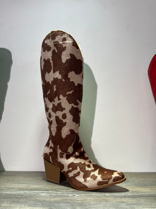 Bota vaquera marrón con patrón de piel de vaca – Alma Shoes