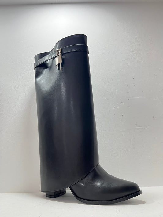 Bota negro con detalle metálico en el lateral – Alma Shoes