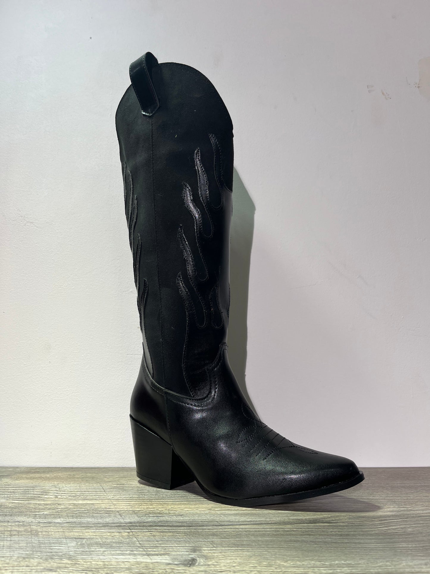 Bota vaquera negro con dibujo en relieve – Alma Shoes