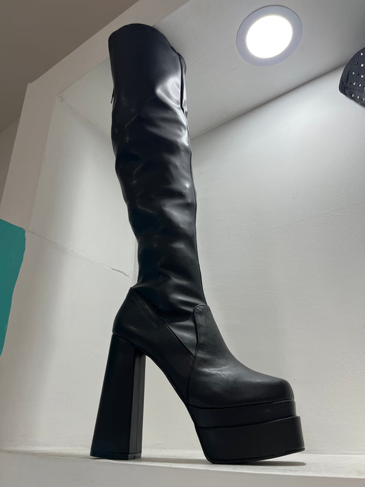 Bota larga con plataforma negra – Alma Shoes