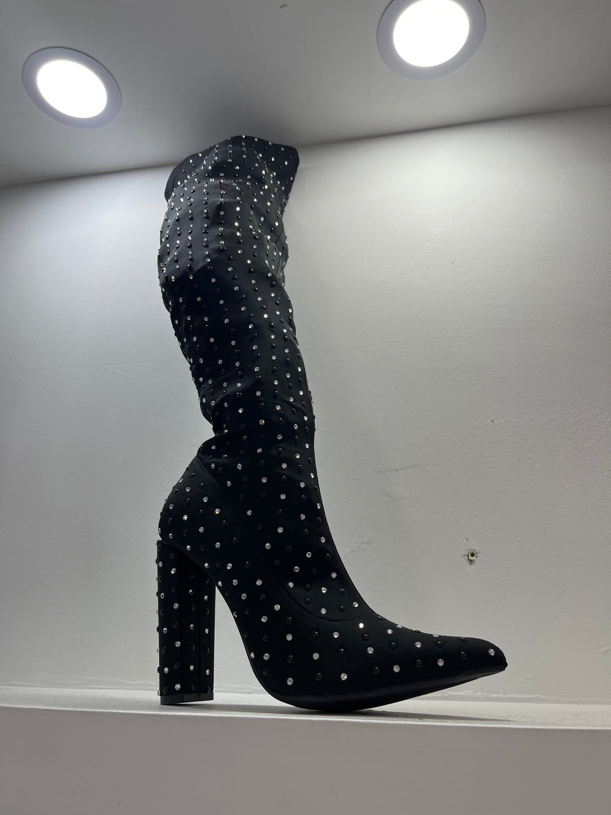 Bota larga con brillos negro con plataforma – Alma Shoes